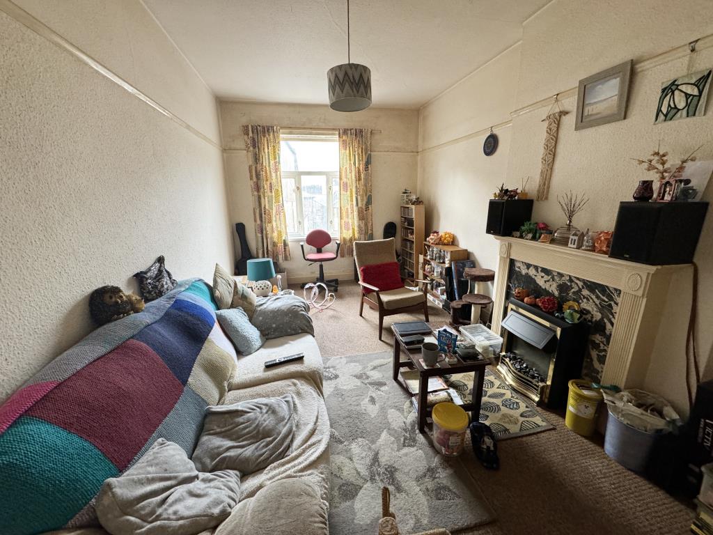 Lot: 95 - MIXED-USE INVESTMENT WITH HIGH YIELD - View of the living room flat one